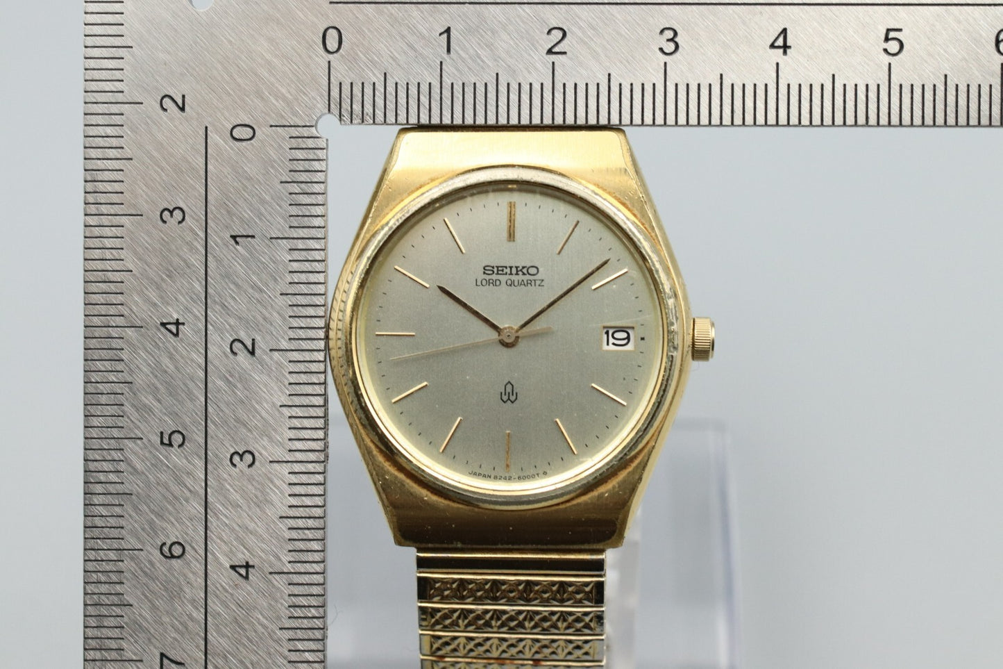 *Exc+4* Vintage SEIKO LOAD Quartz 8242-6000 Silver Dial Round Date Mens Watch