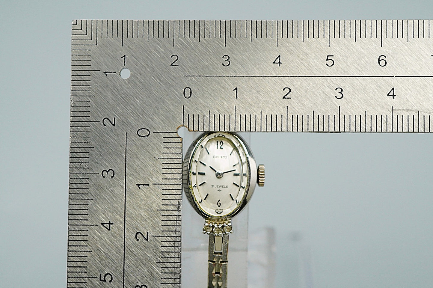 N MINT Vintage 1970s SEIKO 11-7240 Hand Winding Silver Oval 15 mm Women Watch