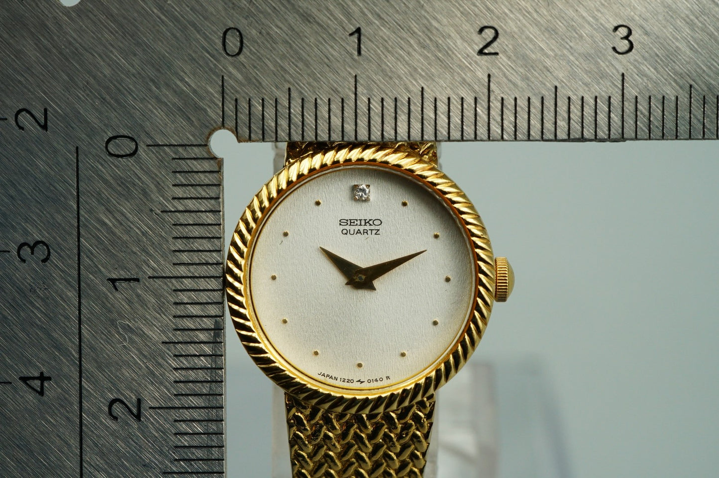 *NEAR MINT* Vintage 1973 SEIKO 1220-0020 Quarz White Dial Round 20mm Women Watch