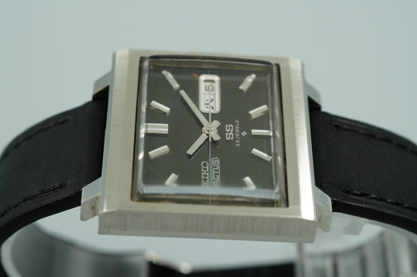 N MINT Vintage SEIKO 5 ACTUS 6106-5440 Automatic Black Rectangle 33mm Mens Watch