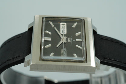N MINT Vintage SEIKO 5 ACTUS 6106-5440 Automatic Black Rectangle 33mm Mens Watch
