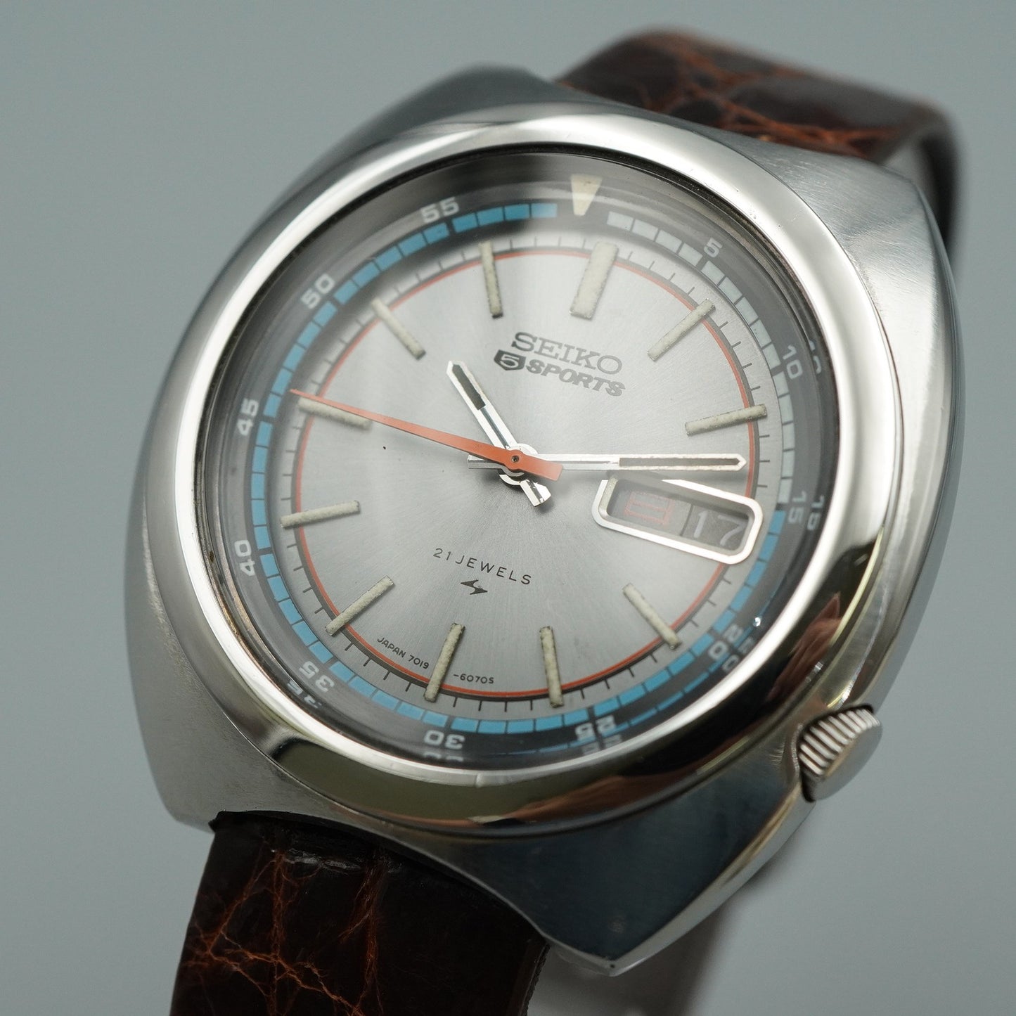*MINT* Vintage SEIKO 5 SPORTS 7019-6040 Quartz Silver Dial 41mm Mens Watch