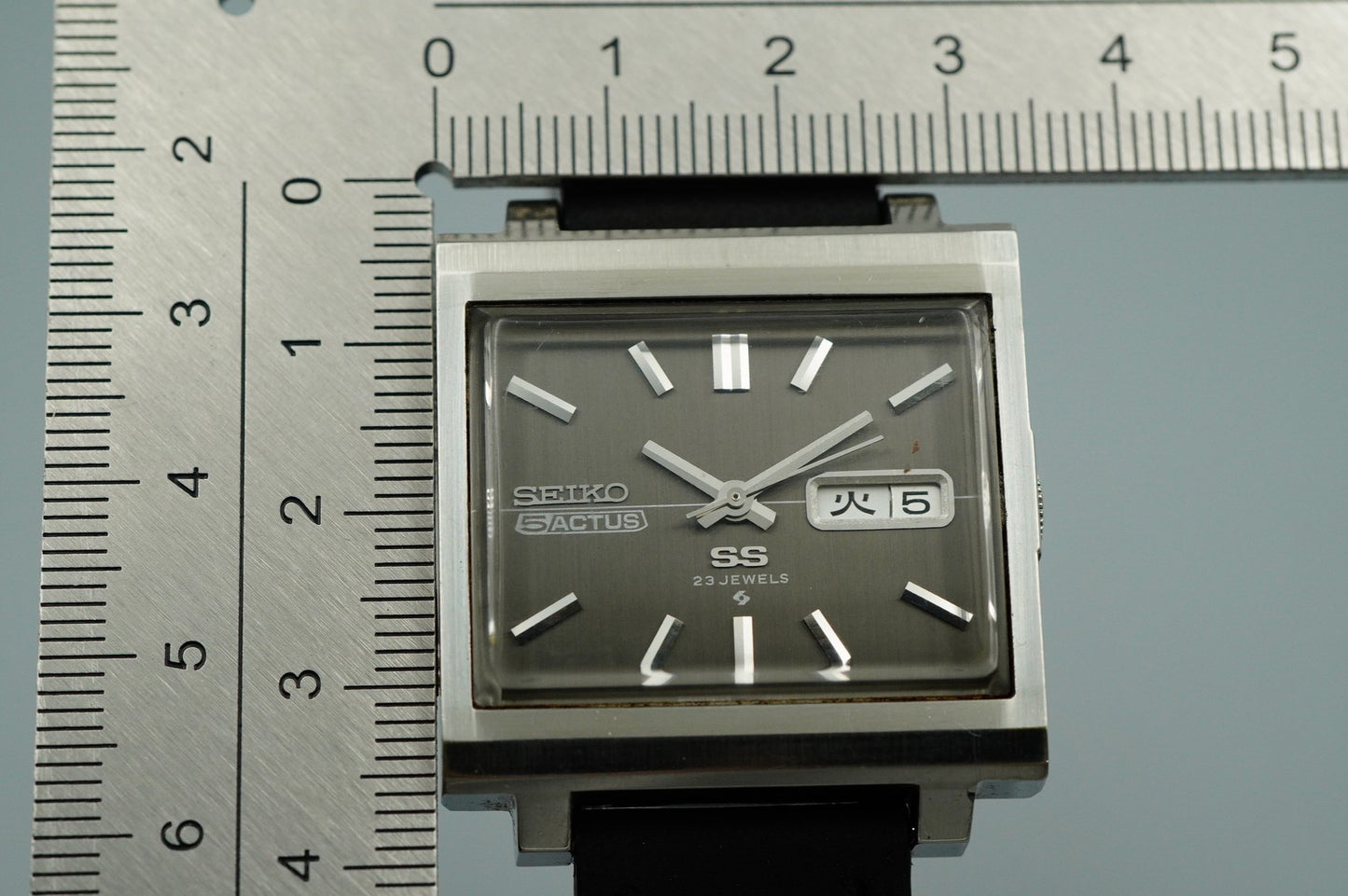N MINT Vintage SEIKO 5 ACTUS 6106-5440 Automatic Black Rectangle 33mm Mens Watch