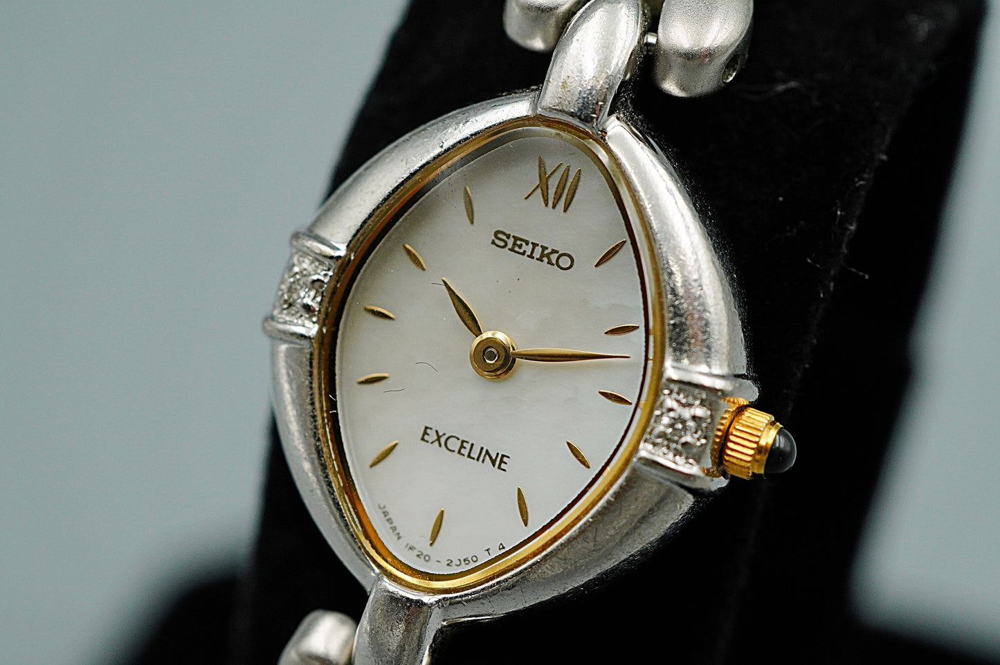 *NEAR MINT* Vintage SEIKO EXCELINE 1F20-6B60 Qz White Dial Oval 15 mm WomenWatch