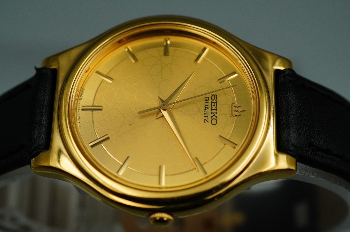 *MINT* Vintage SEIKO V701-1P70 Quartz Gold Dial Round 32mm Mens Watch