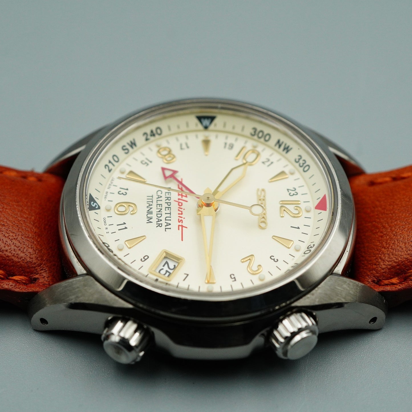 *NEAR MINT* Vintage SEIKO Alpinist 8F56-00D0 Quartz White Round 39 mm Mens Watch