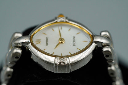 *NEAR MINT* Vintage SEIKO EXCELINE 1F20-6B60 Qz White Dial Oval 15 mm WomenWatch