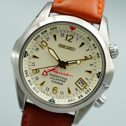 *NEAR MINT* Vintage SEIKO Alpinist 8F56-00D0 Quartz White Round 39 mm Mens Watch