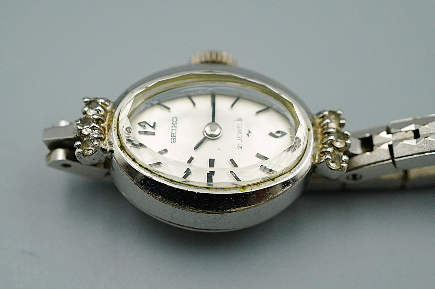 N MINT Vintage 1970s SEIKO 11-7240 Hand Winding Silver Oval 15 mm Women Watch