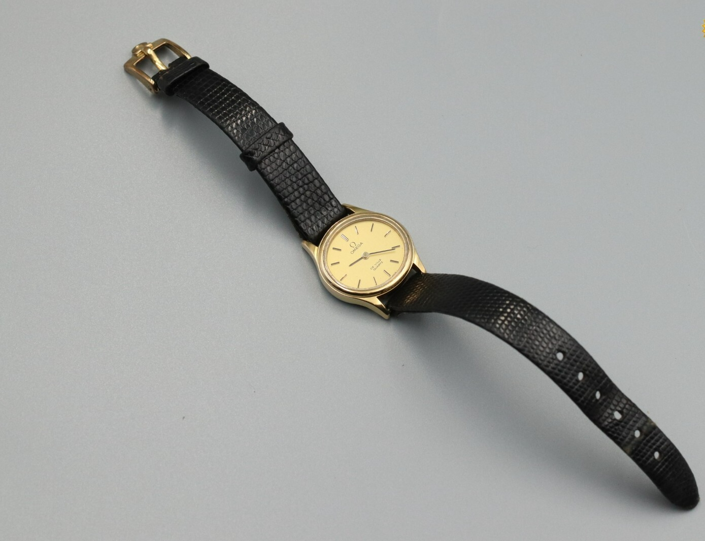 *NEAR MINT* Vintage OMEGA De Ville 591.0022 Quartz Gold Dial Round Women Watch