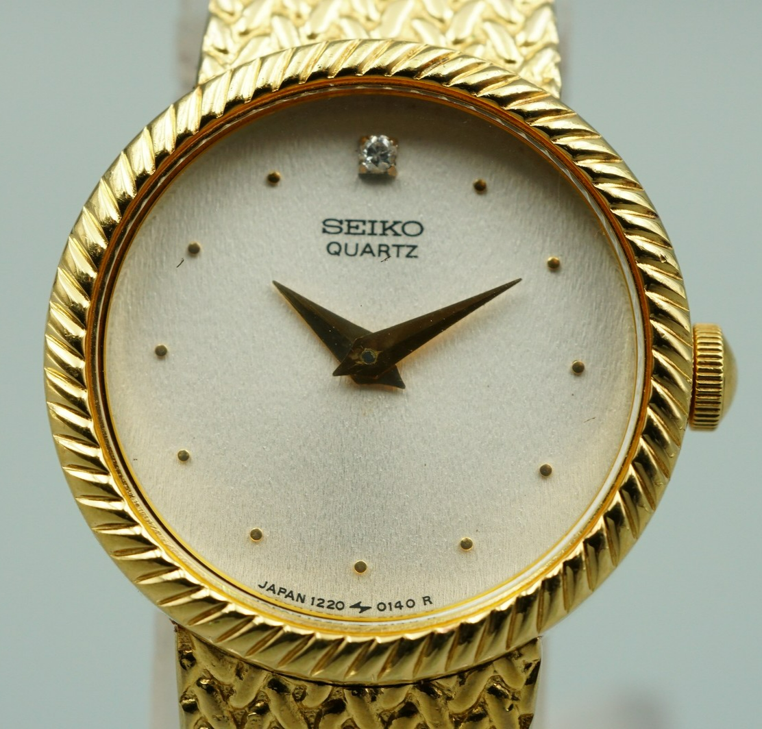 *NEAR MINT* Vintage 1973 SEIKO 1220-0020 Quarz White Dial Round 20mm Women Watch