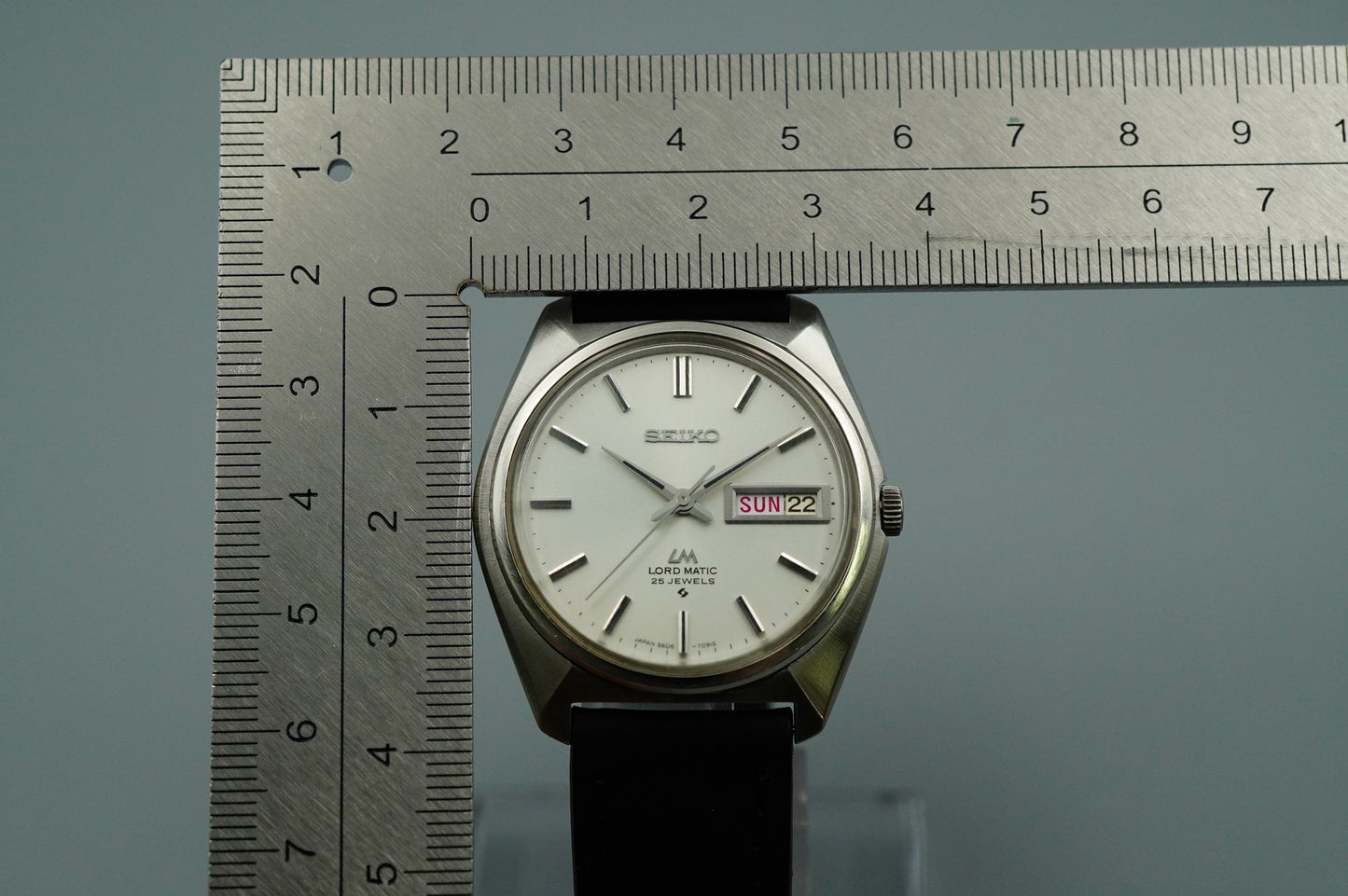 N MINT Vintage SEIKO LORD MATIC 5606-7000 Automatic Silver Round 35mm Mens Watch