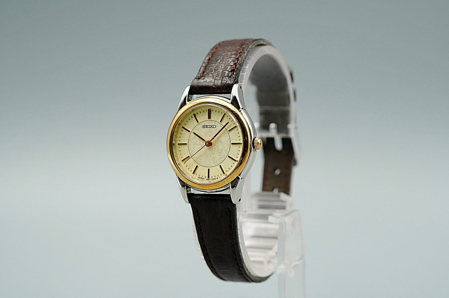 *MINT* Vintage 1996 SEIKO 7N01-6880 Quartz Gold Dial Round 25 mm Women Watch