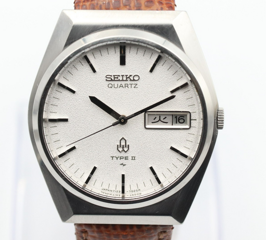 MINT Vintage SEIKO TYPEⅡ7123-7010 Quartz White Dial Day Date Round Mens Watch