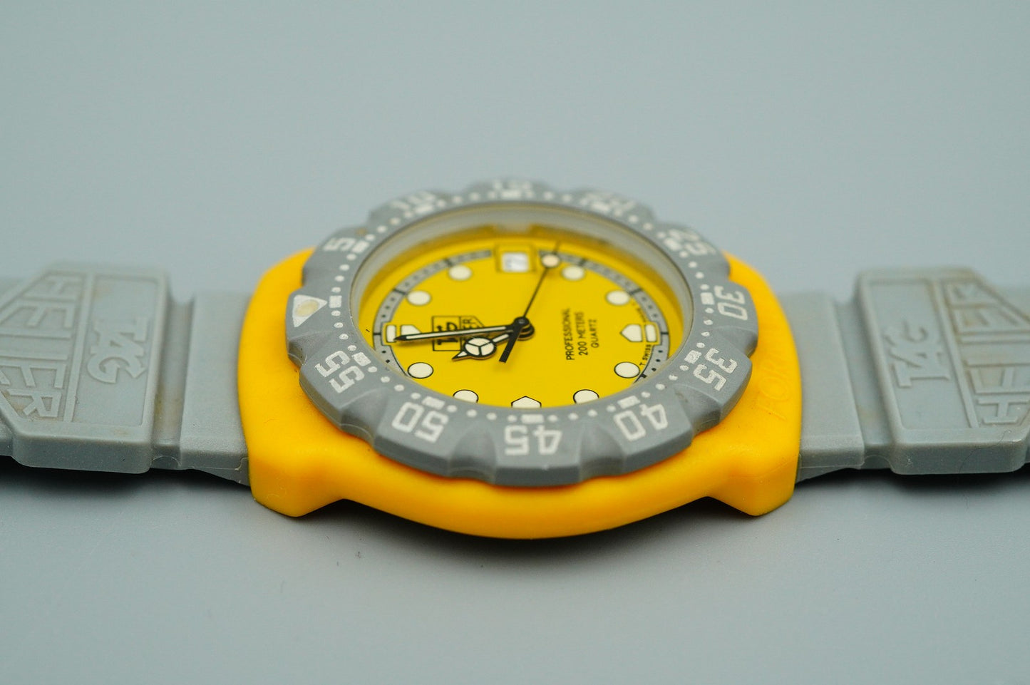 *MINT* Vintage 1990s TAG Heuer Formula 1 Quartz Yellow Dial 35mm Mens Watch