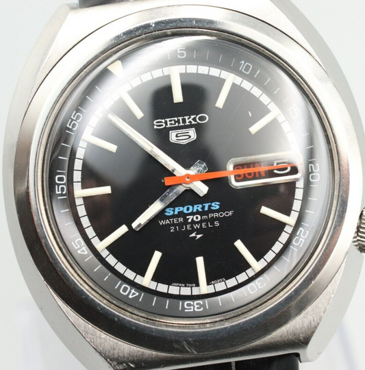 *NEAR MINT* Vintage SEIKO 5 Sports 7019-6010 Automatic Black Dial 21J Mens Watch