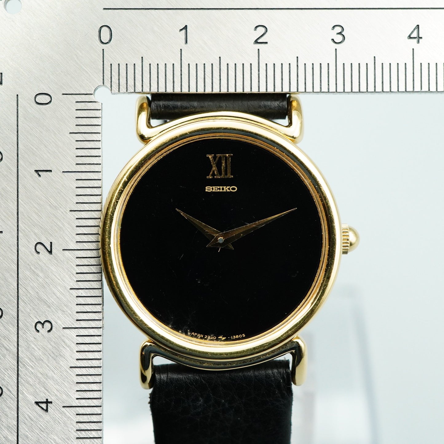 *Exc+5* Vintage SEIKO 2220-0530 Quartz Black Dial Round 31mm Mens Watch