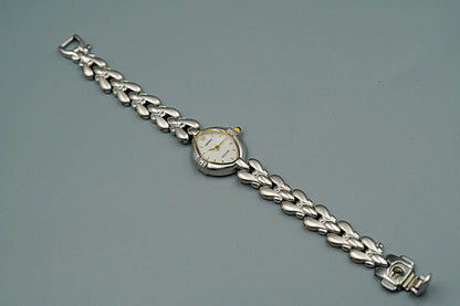 *NEAR MINT* Vintage SEIKO EXCELINE 1F20-6B60 Qz White Dial Oval 15 mm WomenWatch