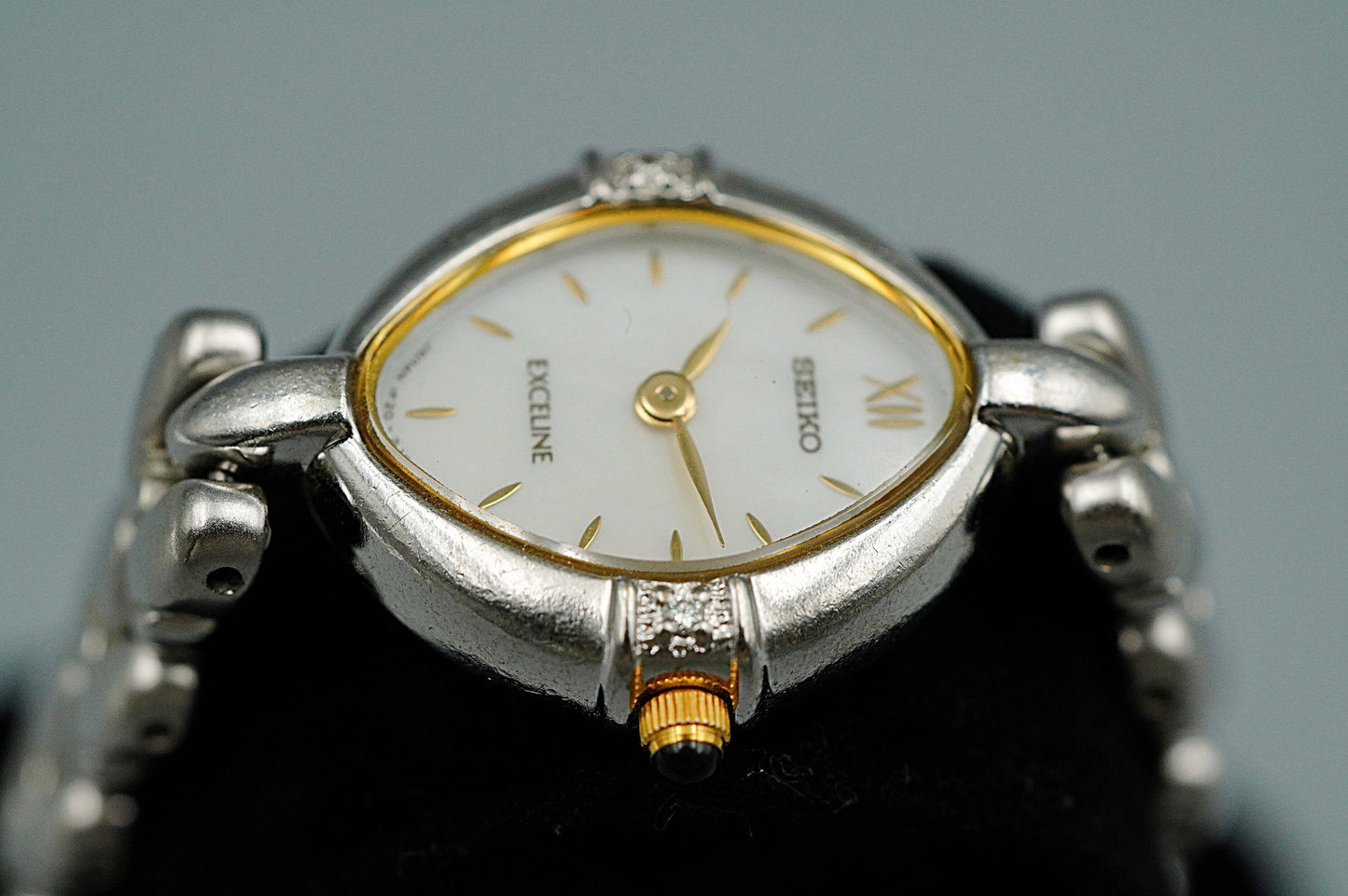*NEAR MINT* Vintage SEIKO EXCELINE 1F20-6B60 Qz White Dial Oval 15 mm WomenWatch