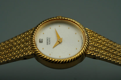 *NEAR MINT* Vintage 1973 SEIKO 1220-0020 Quarz White Dial Round 20mm Women Watch