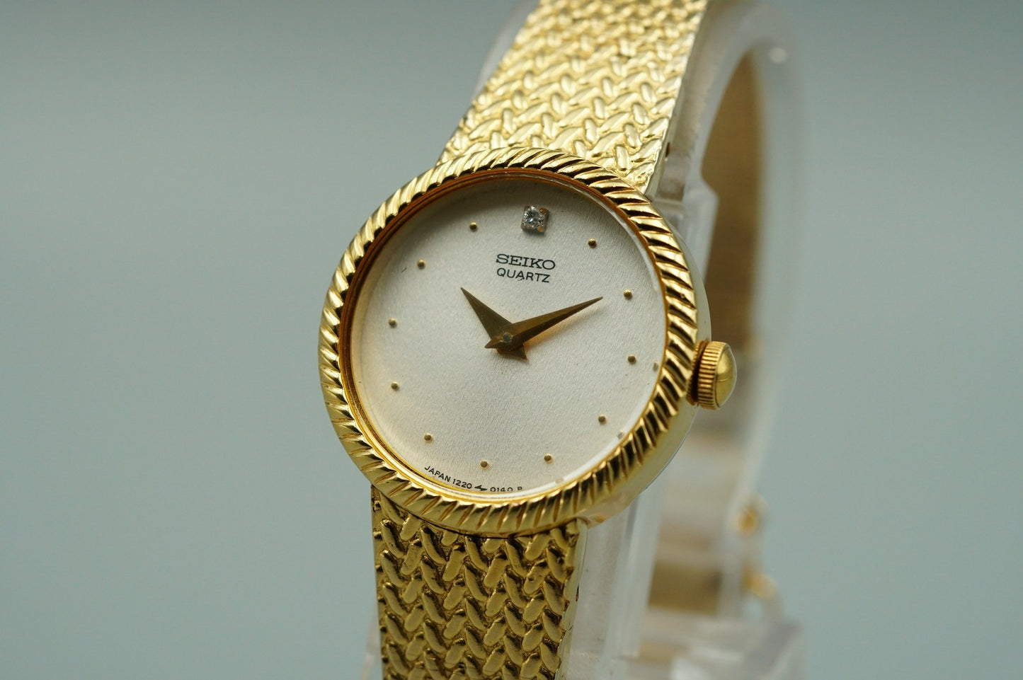 *NEAR MINT* Vintage 1973 SEIKO 1220-0020 Quarz White Dial Round 20mm Women Watch