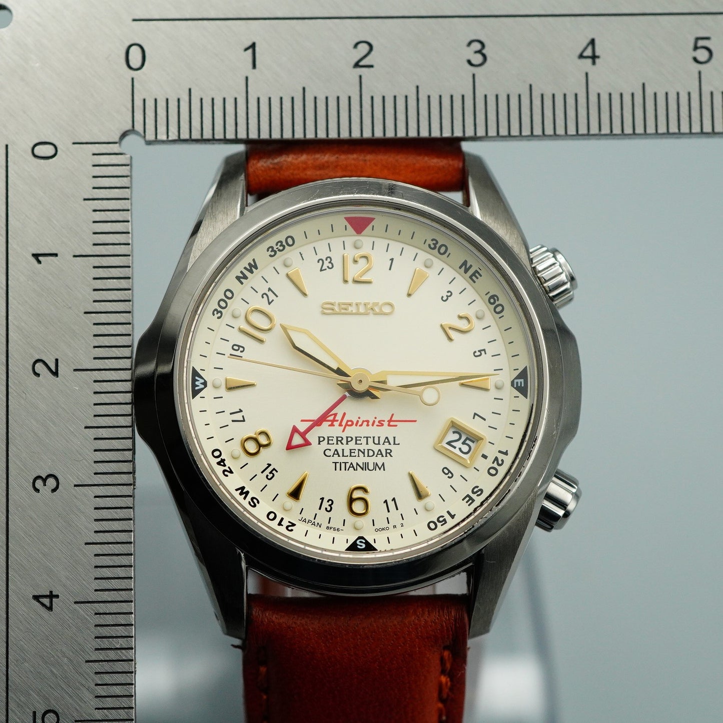 *NEAR MINT* Vintage SEIKO Alpinist 8F56-00D0 Quartz White Round 39 mm Mens Watch