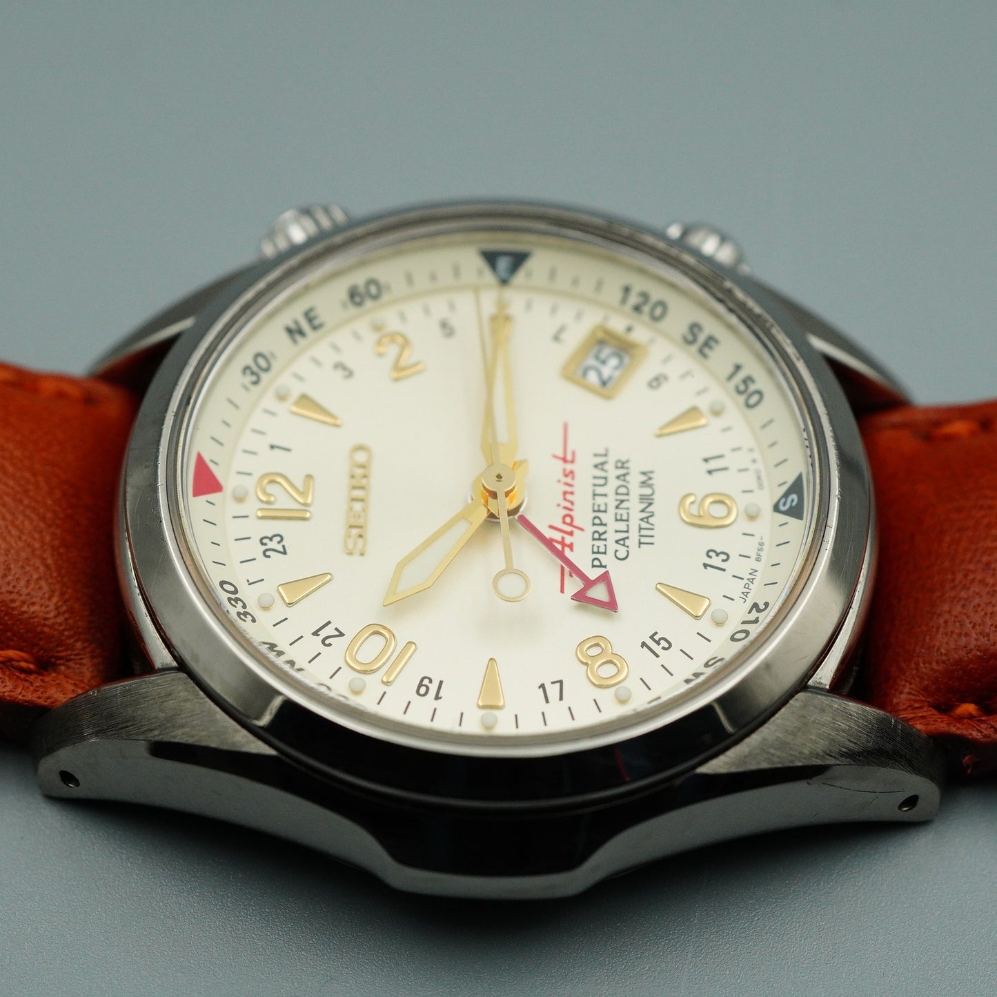 *NEAR MINT* Vintage SEIKO Alpinist 8F56-00D0 Quartz White Round 39 mm Mens Watch