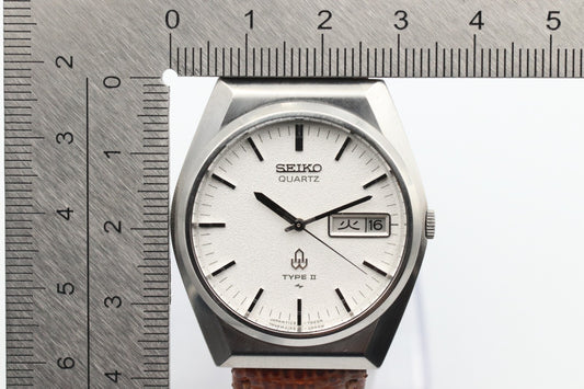 MINT Vintage SEIKO TYPEⅡ7123-7010 Quartz White Dial Day Date Round Mens Watch