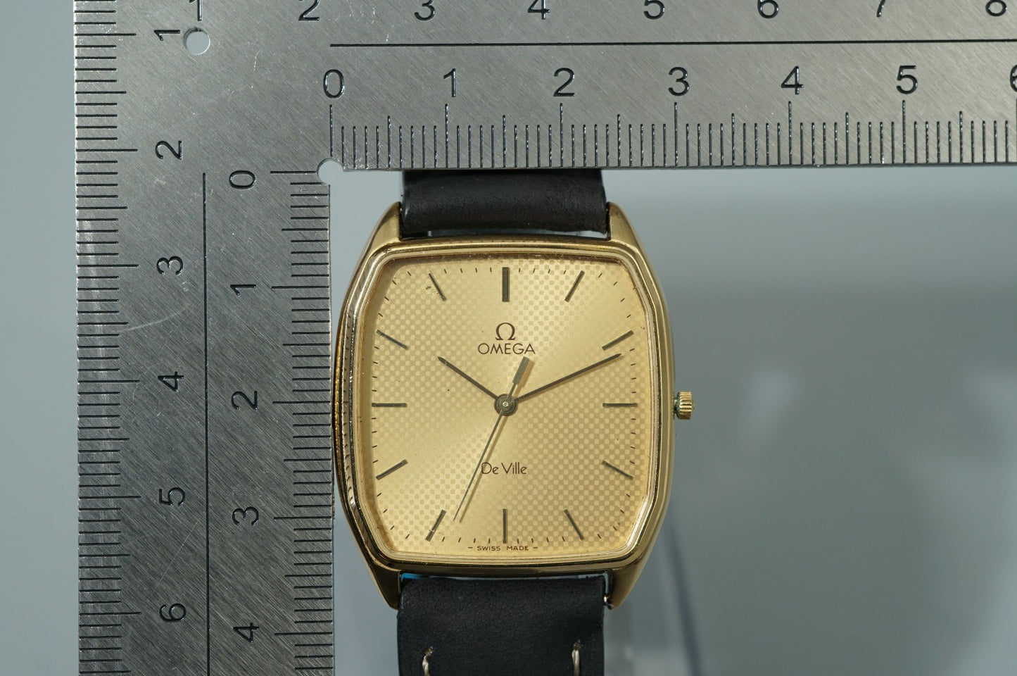*NEAR MINT* OMEGA De Ville Cal.1417 Quartz Gold Dial Square 30mm Mens Watch