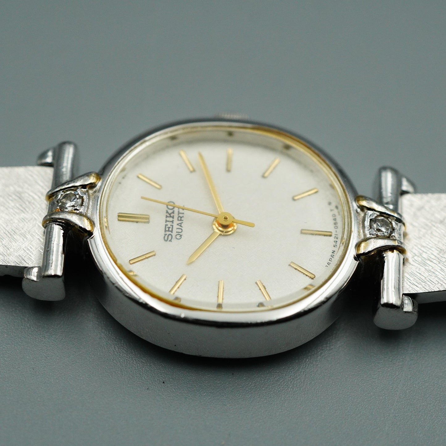 *NEAR MINT* Vintage SEIKO 5421-5250 Qz White Dial Oval 18mm Women Watch