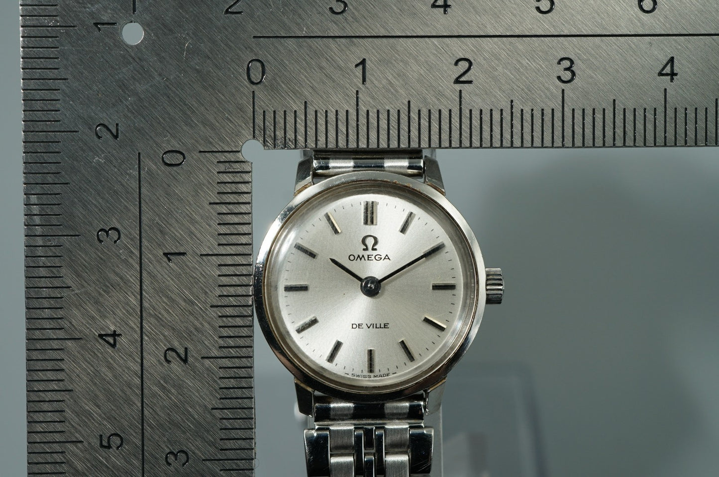 NEAR MINT Vintage OMEGA De Ville Hand Winding Silver Dial Round 22mm Women Watch