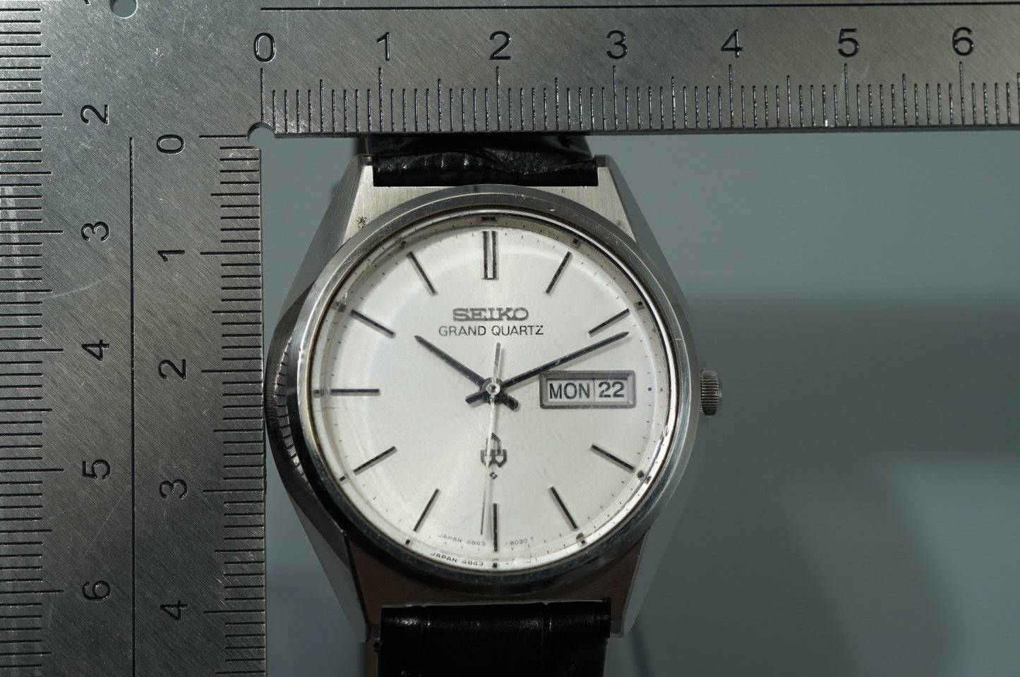 *NEAR MINT* Vintage 1976 SEIKO  Vintage 4843-8041 Qz White Round 37mm Mens Watch