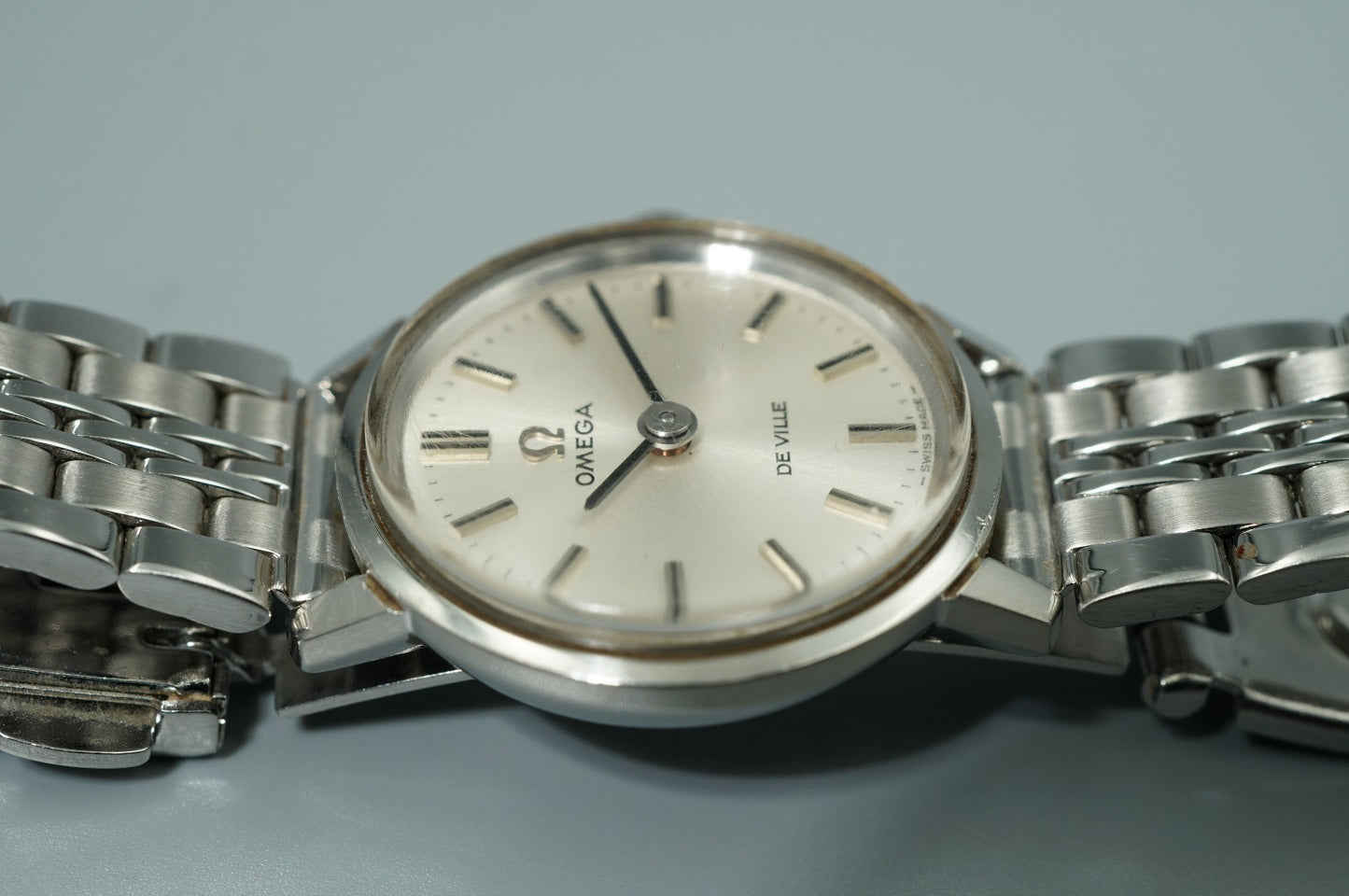 NEAR MINT Vintage OMEGA De Ville Hand Winding Silver Dial Round 22mm Women Watch