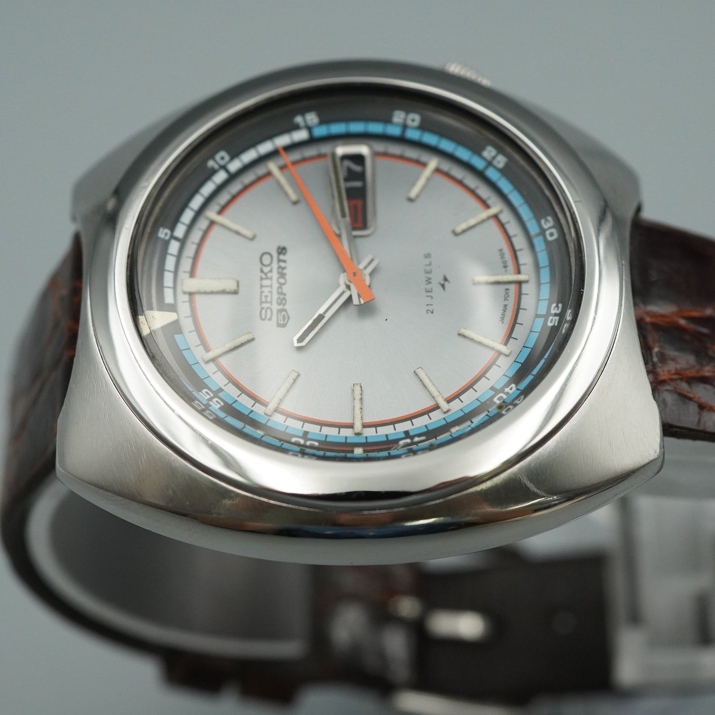 *MINT* Vintage SEIKO 5 SPORTS 7019-6040 Quartz Silver Dial 41mm Mens Watch