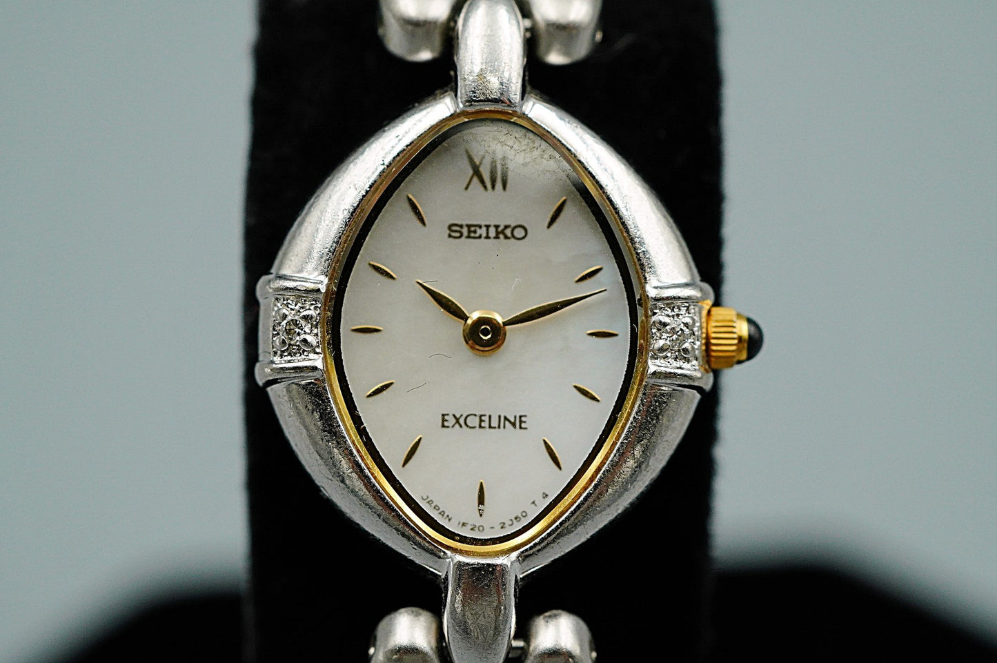 *NEAR MINT* Vintage SEIKO EXCELINE 1F20-6B60 Qz White Dial Oval 15 mm WomenWatch