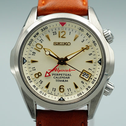 *NEAR MINT* Vintage SEIKO Alpinist 8F56-00D0 Quartz White Round 39 mm Mens Watch