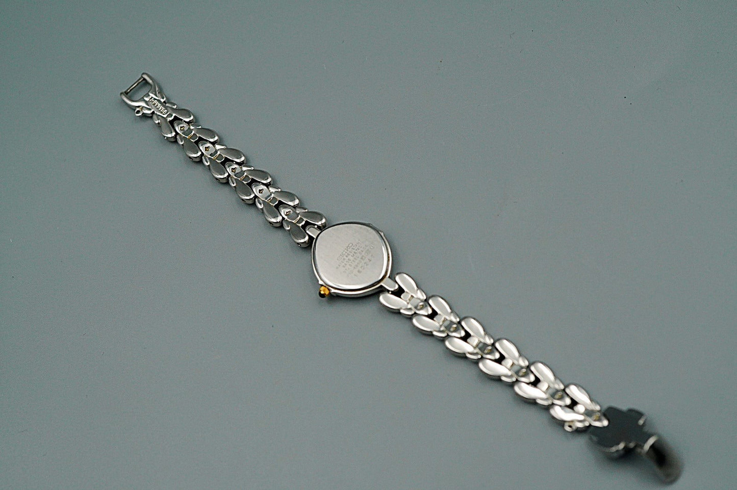 *NEAR MINT* Vintage SEIKO EXCELINE 1F20-6B60 Qz White Dial Oval 15 mm WomenWatch