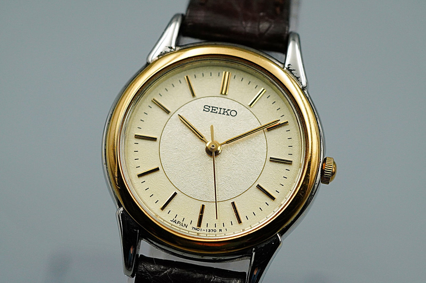 *MINT* Vintage 1996 SEIKO 7N01-6880 Quartz Gold Dial Round 25 mm Women Watch