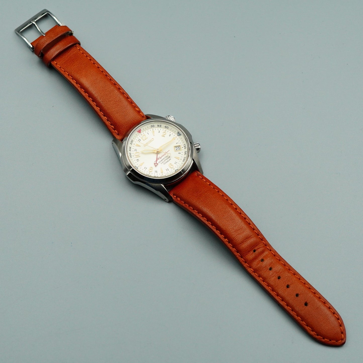 *NEAR MINT* Vintage SEIKO Alpinist 8F56-00D0 Quartz White Round 39 mm Mens Watch