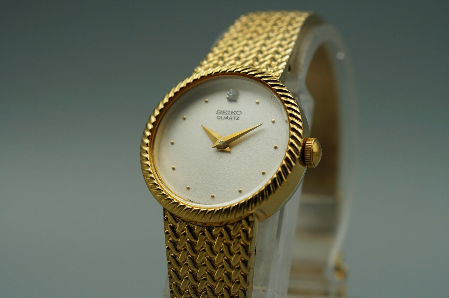 *NEAR MINT* Vintage 1973 SEIKO 1220-0020 Quarz White Dial Round 20mm Women Watch