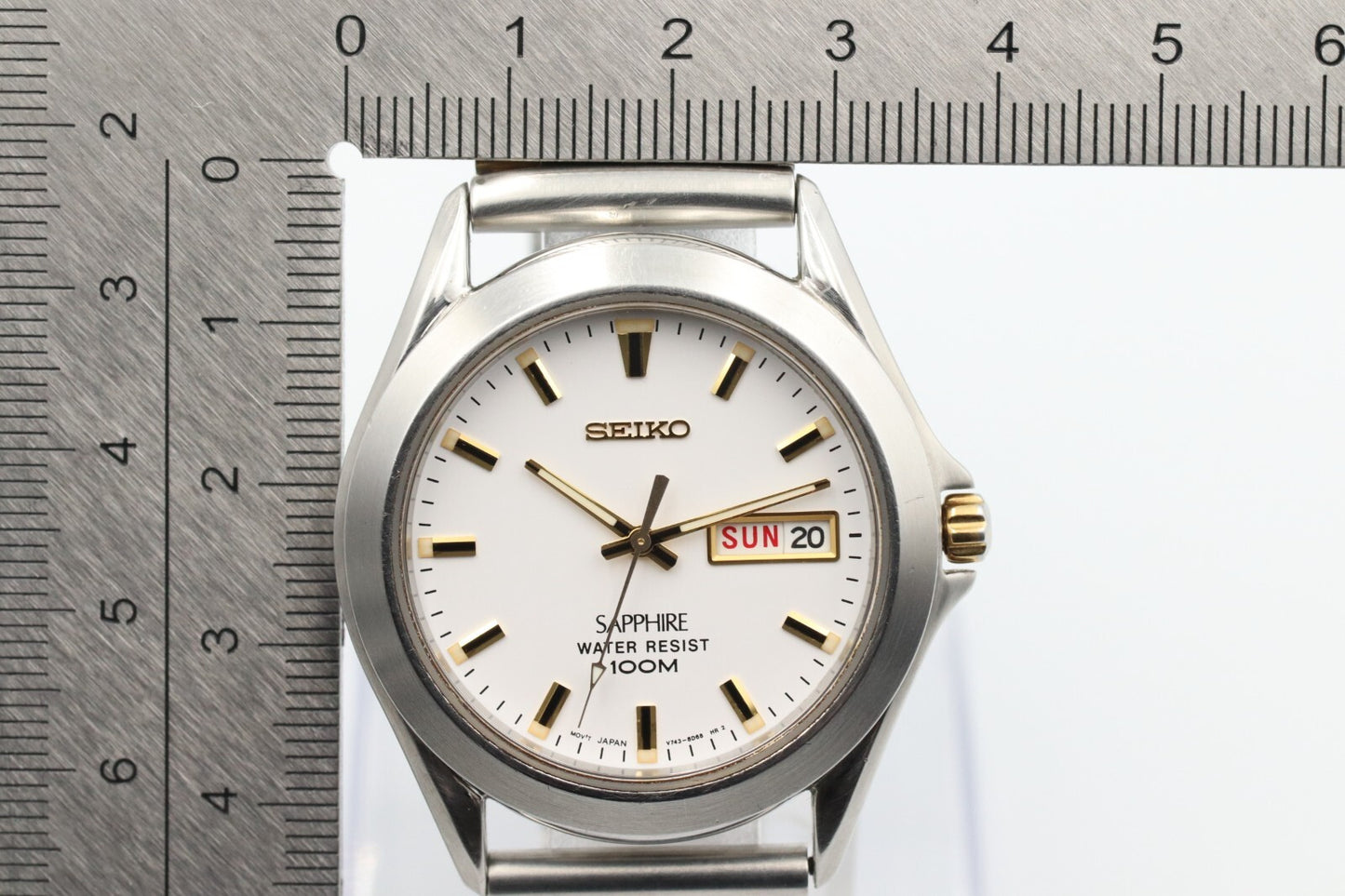 *NEAR MINT* Vintage SEIKO SAPRHIRE 9943-8000 Quartz White Dial Round Mens Watch