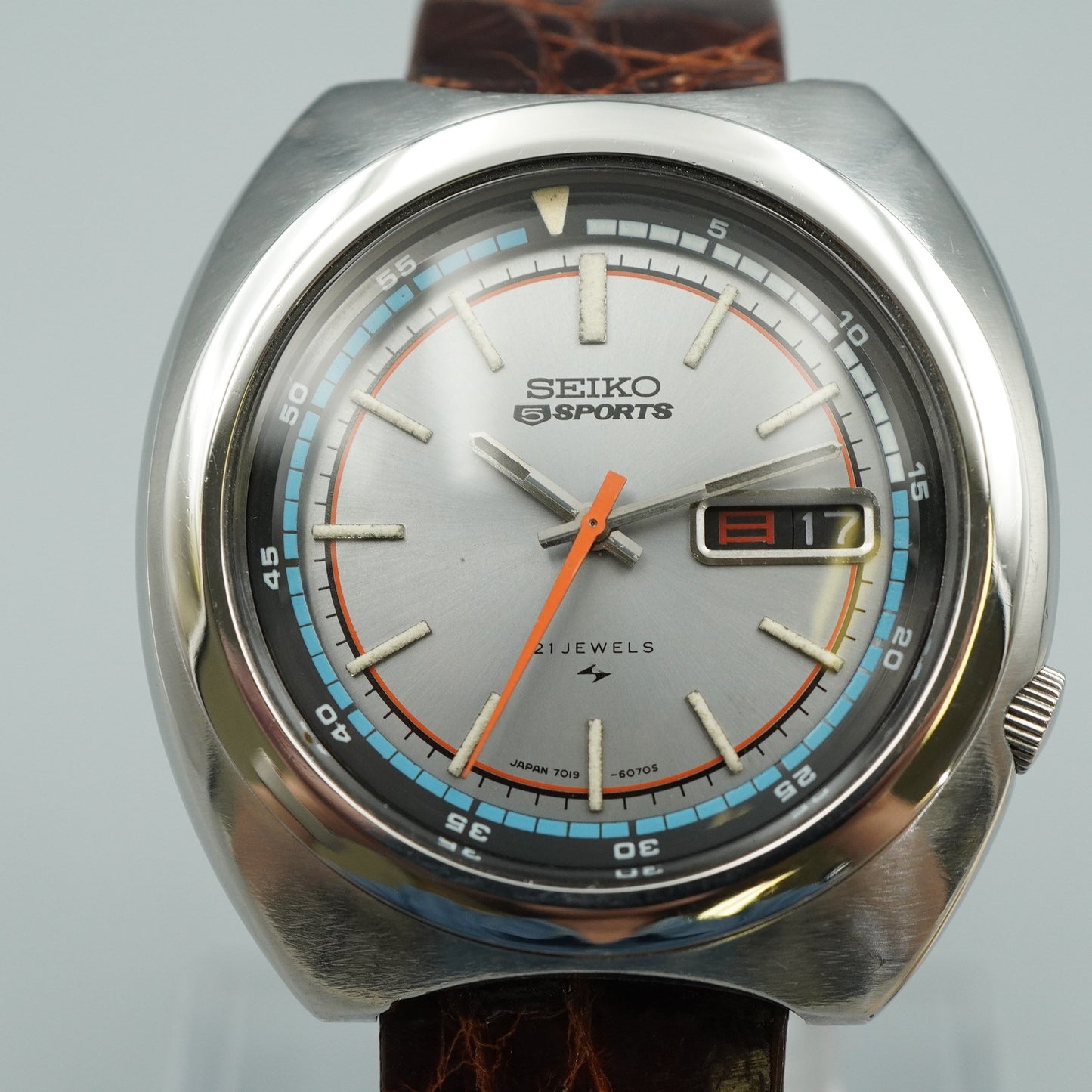 *MINT* Vintage SEIKO 5 SPORTS 7019-6040 Quartz Silver Dial 41mm Mens Watch