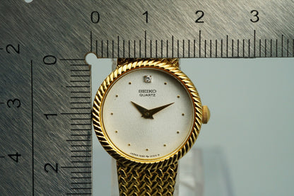 *NEAR MINT* Vintage 1973 SEIKO 1220-0020 Quarz White Dial Round 20mm Women Watch