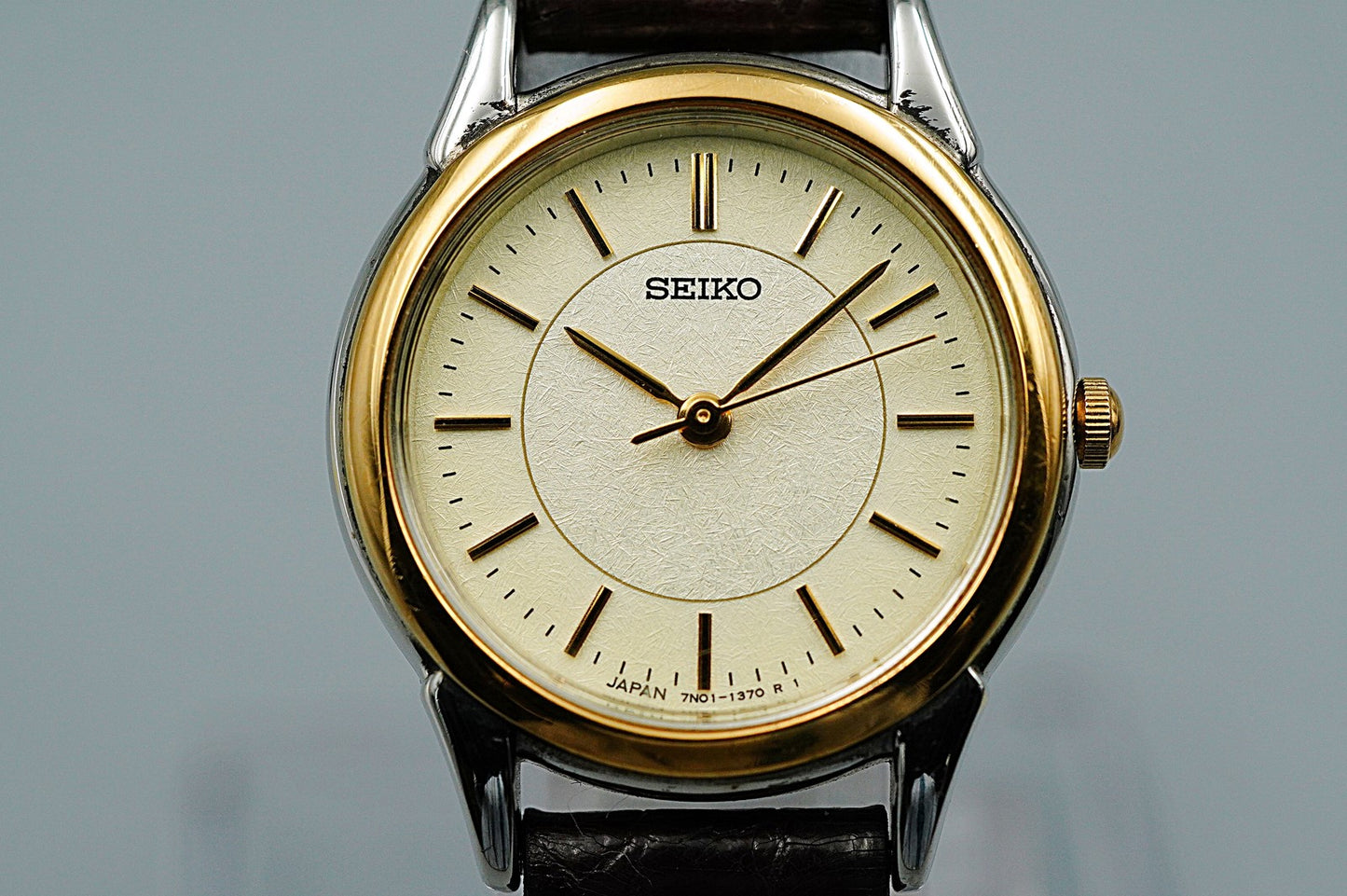 *MINT* Vintage 1996 SEIKO 7N01-6880 Quartz Gold Dial Round 25 mm Women Watch