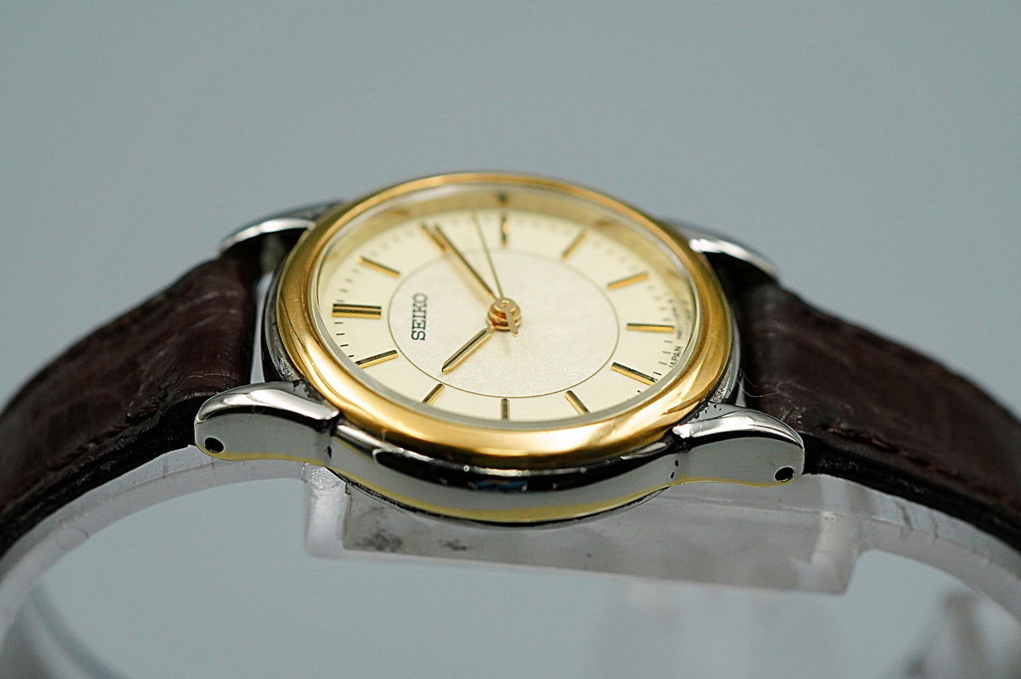 *MINT* Vintage 1996 SEIKO 7N01-6880 Quartz Gold Dial Round 25 mm Women Watch